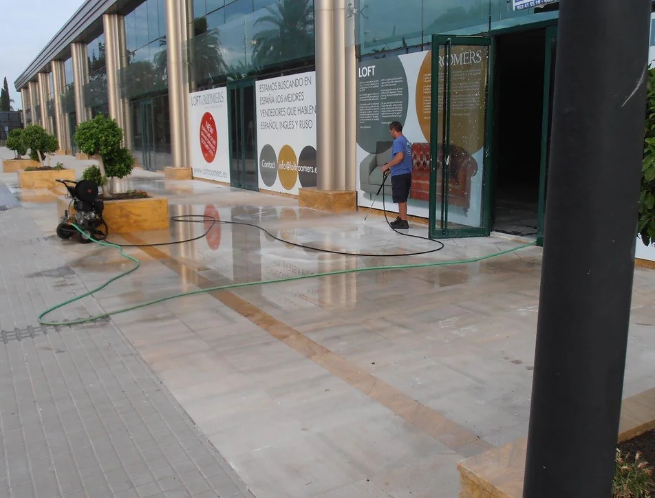 OCS - Constructions and services - PROJECTS - Refurbishment of furniture shop in Marbella - 014.jpg